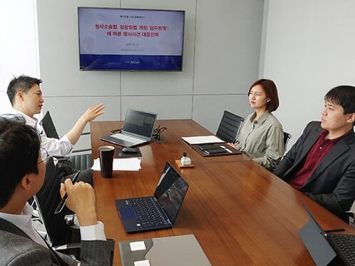 A&Lab 로고가 보이는 로비와 회의실