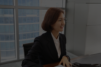 사무실에서 상담하는 정장 차림의 사람