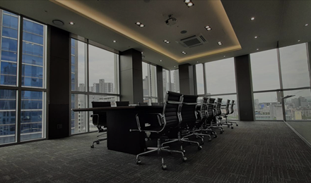 대형 창이 있는 빈 회의실과 회의 테이블
